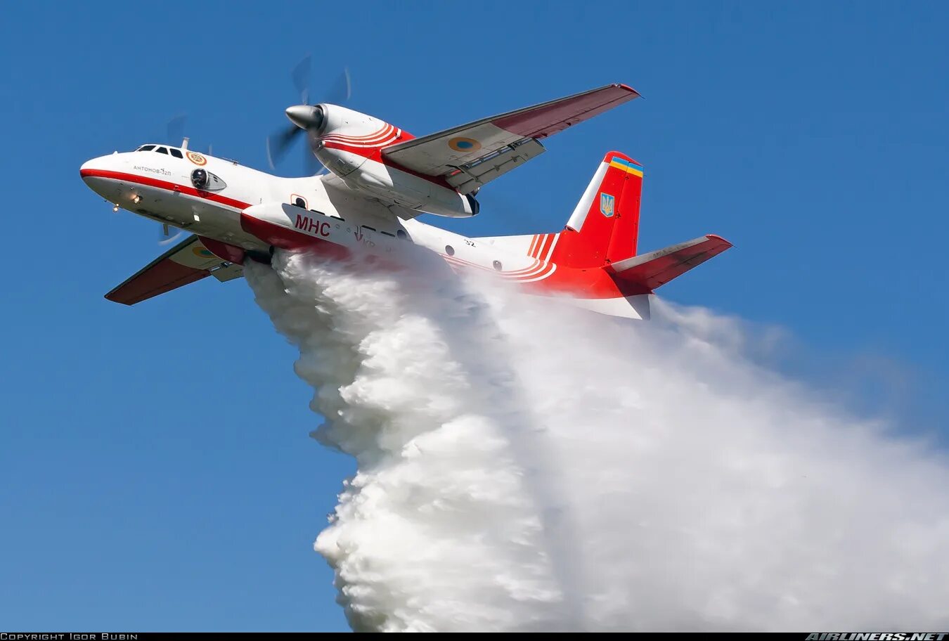 В каком году появились пожарные самолеты. АН-2п пожарный самолет. АН-32п. Бе-200 и вертолет.
