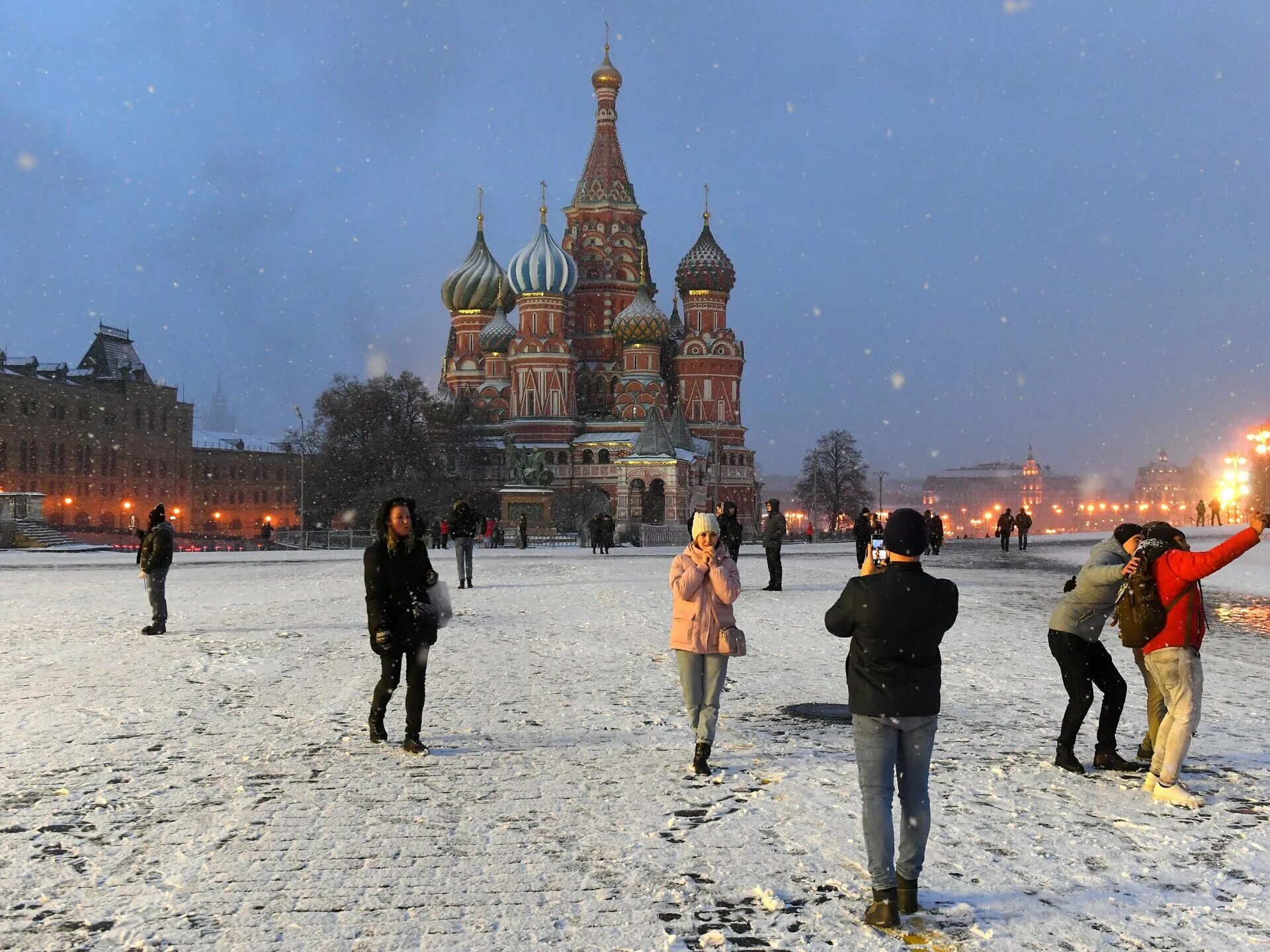 Года завтра москва. Снег в Москве. Красная площадь Москва зимой. Красная площадь в снегу. Москва красная площадь снегопад.