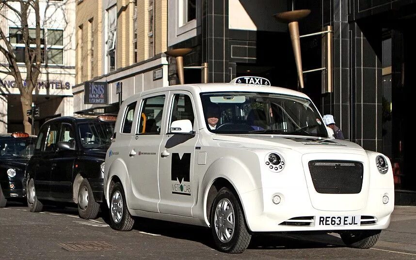 Лондонский кэб. Taxis are also. Taxis are also. Такси лондона старое. Белое такси.
