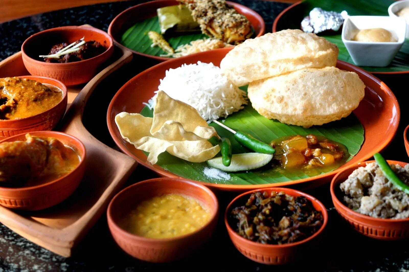 Вкушая вкусих. Тхали Индия. Бруней кухня. Нац кухня Индии. Индийская посуда тхали.