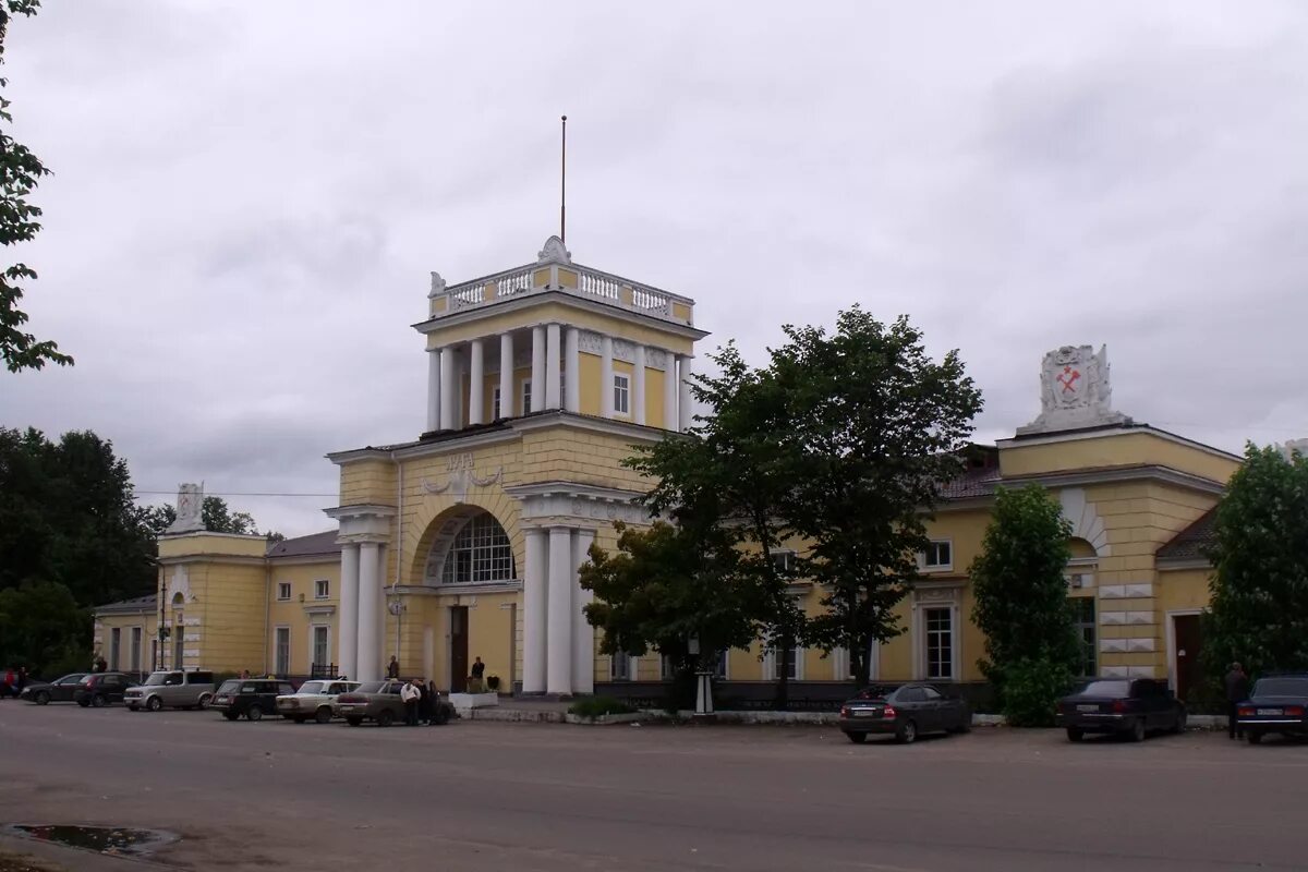 Город луги где. Город Луга вокзал. Луга Ленинградская область вокзал. ЖД вокзал г Луга Ленинградской области. ЖД вокзал города Луги.