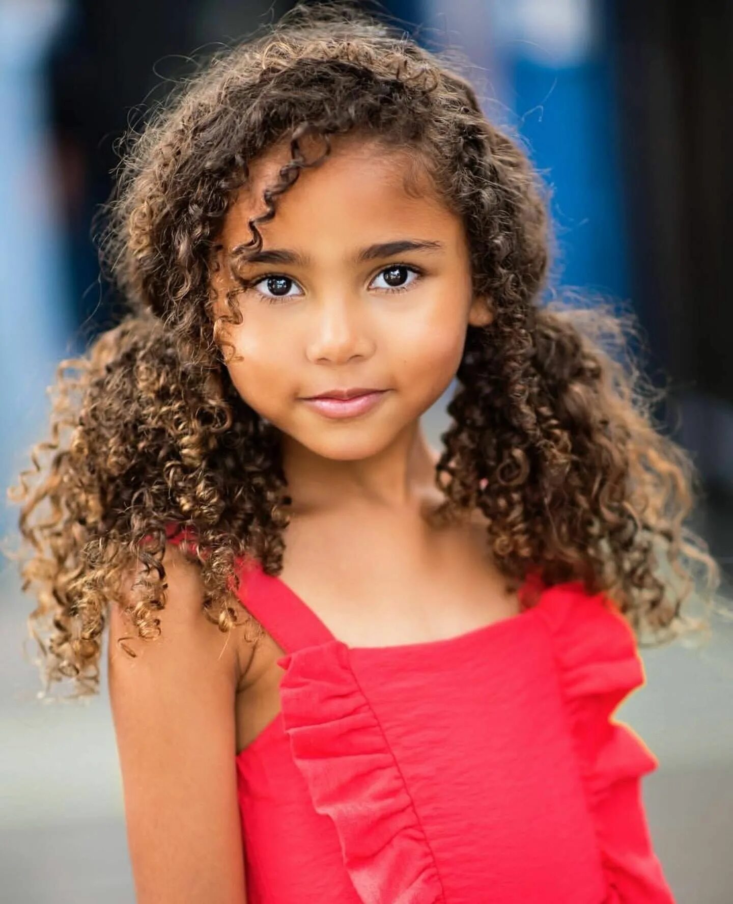 Фарук джеймс. Девочка с кудрявыми волосами. Кудрявые дети. Mixed kid. Дети смешанных кровей.