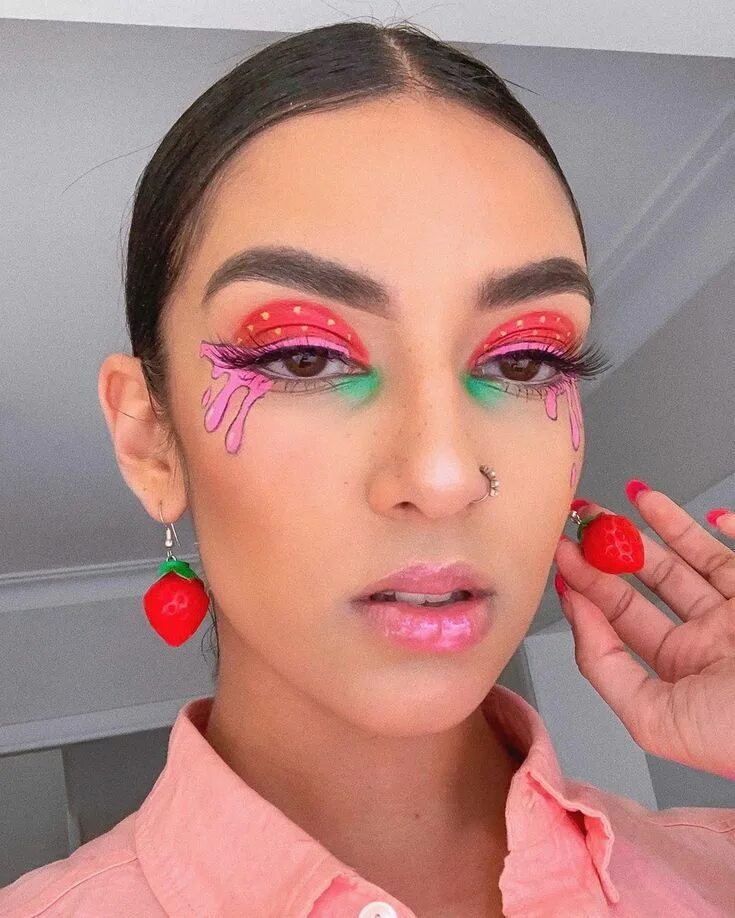 Макияж губ косплей. Портретная фотосессия с фруктами. Strawberry makeup. Хейли бибер макияж. Кьют макияж.