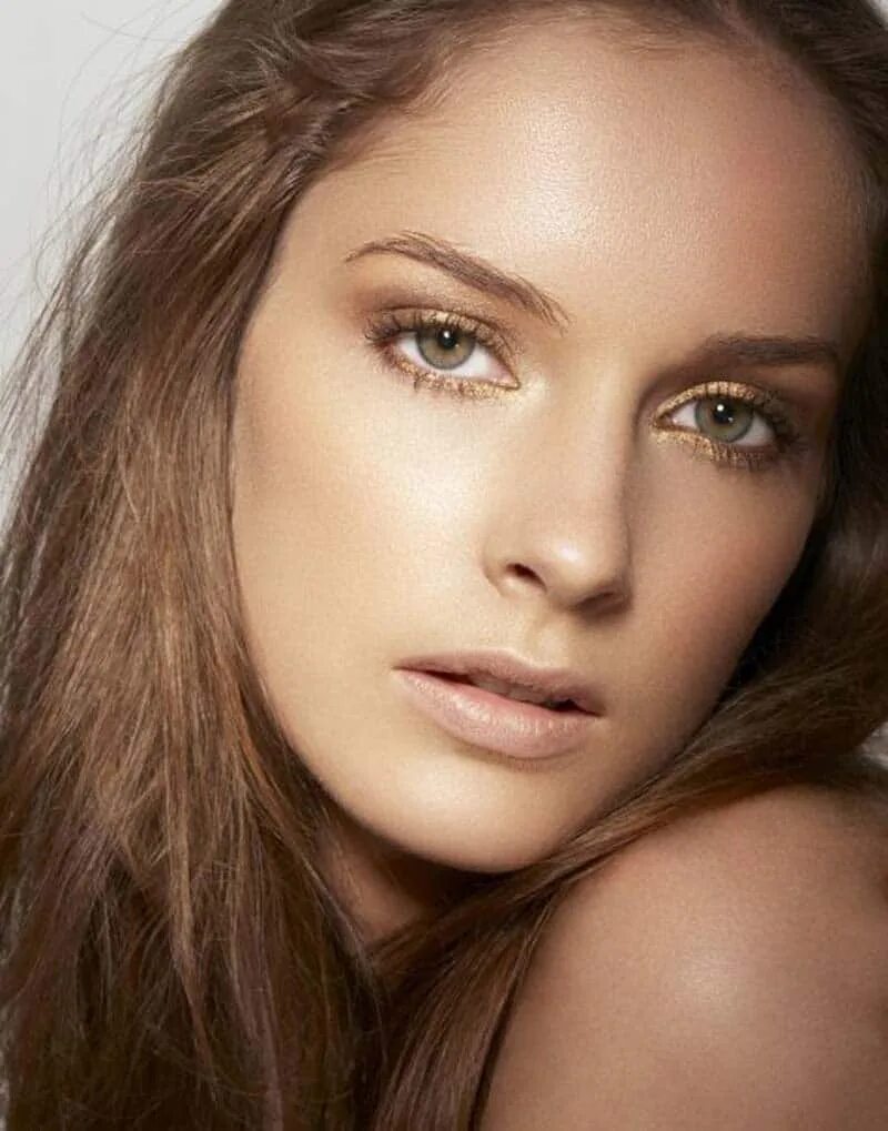 темно русый цвет волос зеленые глаза. русая с зелеными глазами. естественный макияж для шатенок. адриана лима цвет волос. красивые девушки с зелеными глазами.