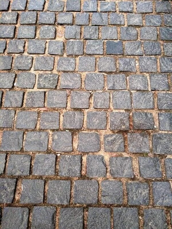 Брусчатка габбро диабаз. Гранитная брусчатка габбро пиленая. Брусчатка габбро. Брусчатка из габбро-диабаза. Брусчатка габбро 50х50х50.