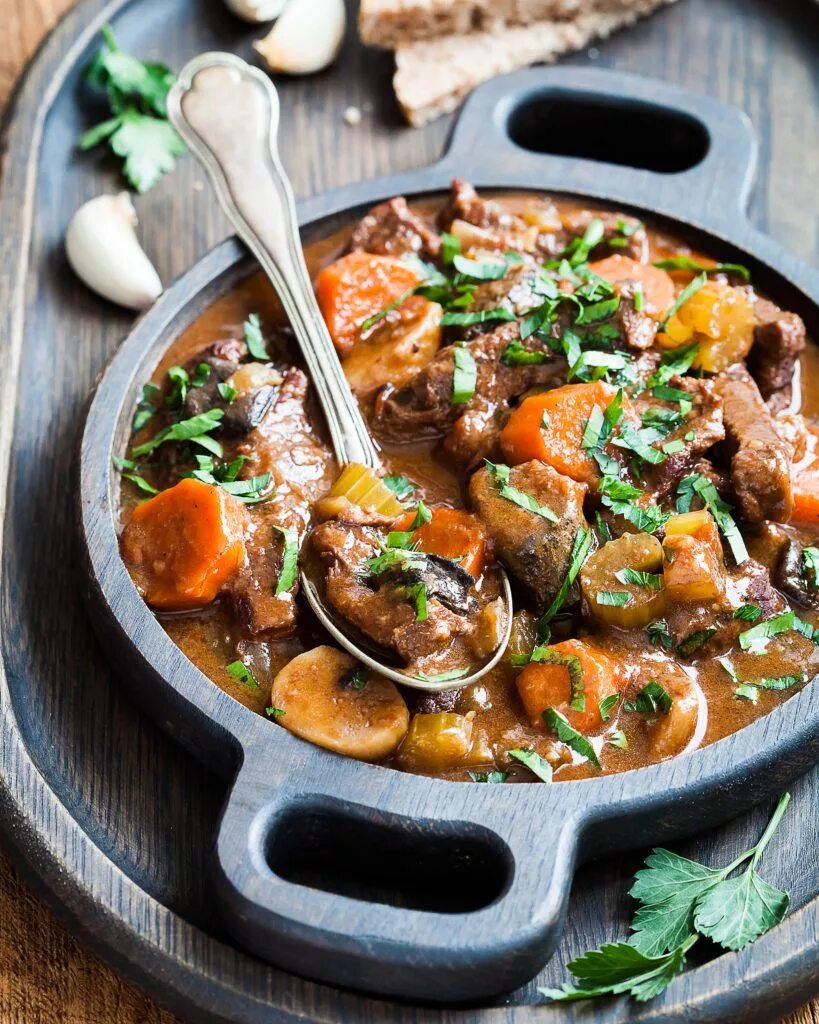 Рагу мясные блюда. Мясное рагу с овощами. Жаркое из свинины с овощами. Мясное рагу. Соте из баклажан.