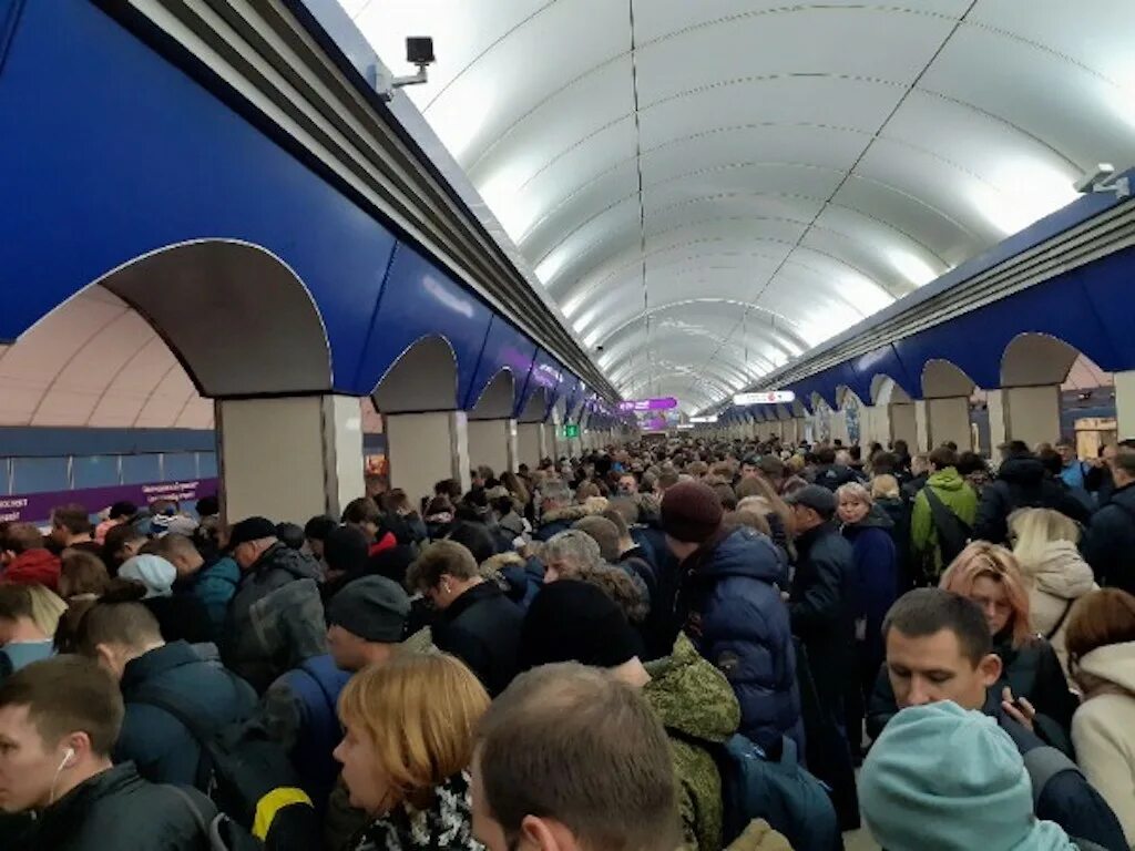 Час пик в метро СПБ. Метро Петербурга час пик. Станция метро Комендантский проспект Санкт-Петербург. Часы пик в метро Петербурга.