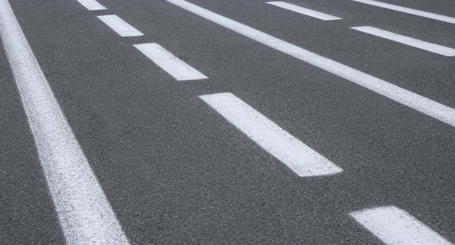 1. Разметка разделяющая транспортные потоки одного направления. Линия разделяющая полосы движения. 5; 1. Разметка на дороге.