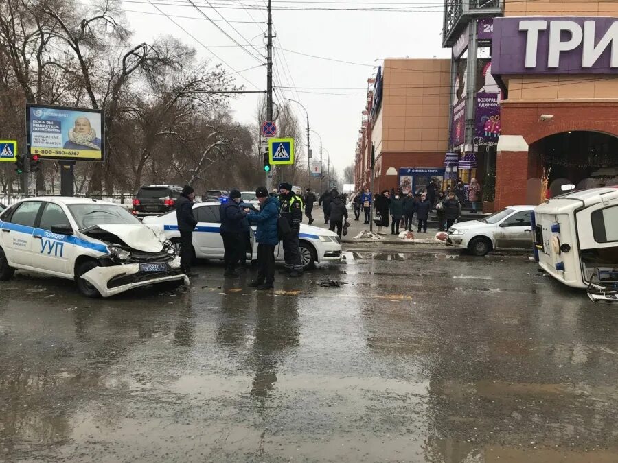 Скорая и Полицейская машина авария. Авария 1 декабря Саратов со скорой помощи 2021. Полицейская машина врезалась