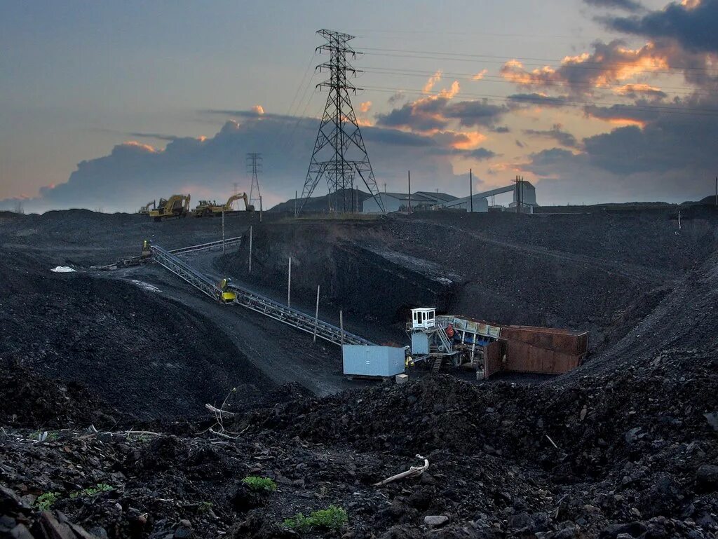 Каменный уголь кузбасса. Добыча угля г шахты ростовской области. Угольные разрезы кузбасса. Добыча угля 2023. Угольная промышленность шахты.