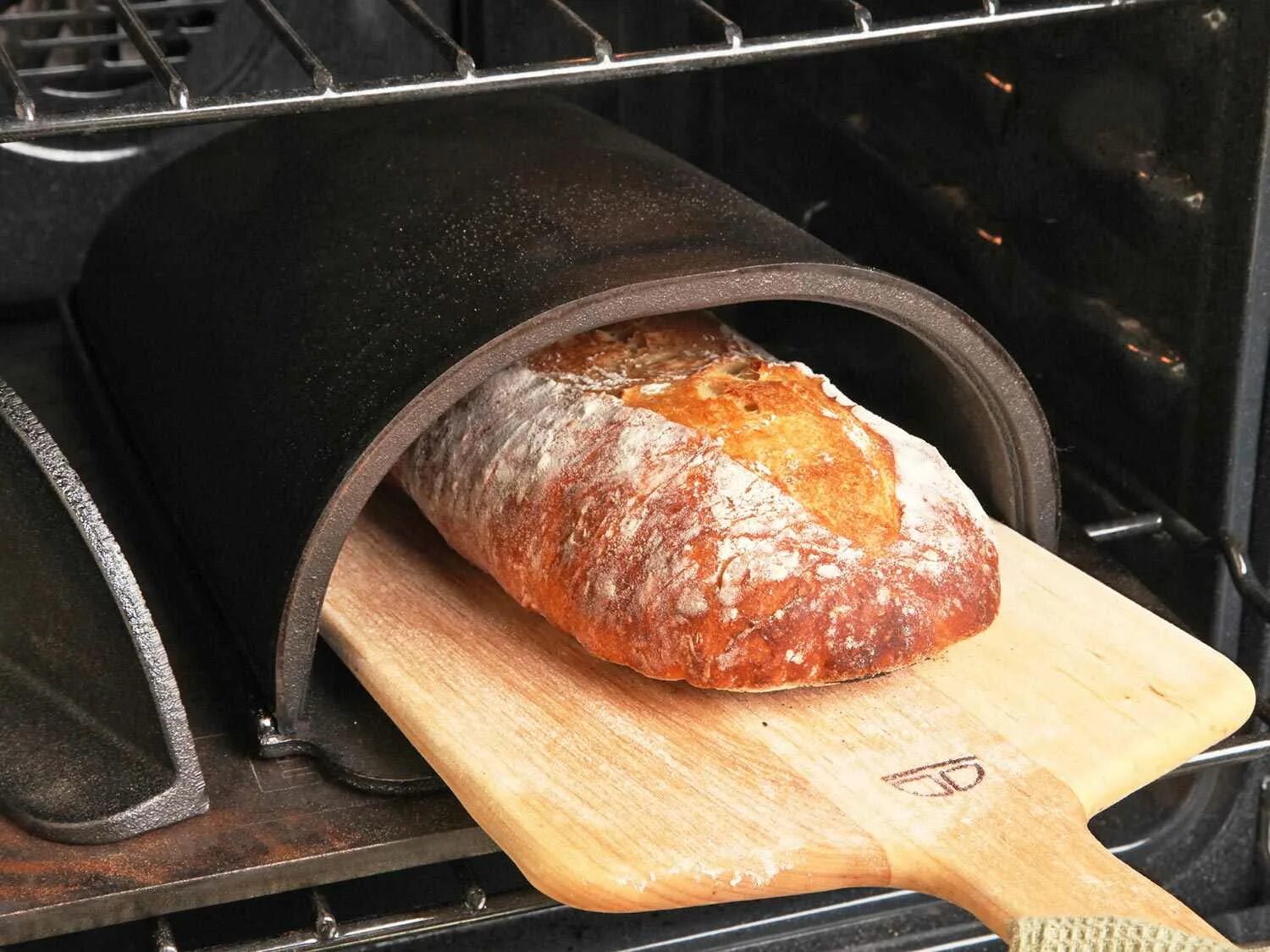 Печь хлеб в форме. Чугунная печь fourneau Bread Oven. Хлеб в печи. Форма для выпечки хлеба в духовке. Колпак для выпечки хлеба в духовке.