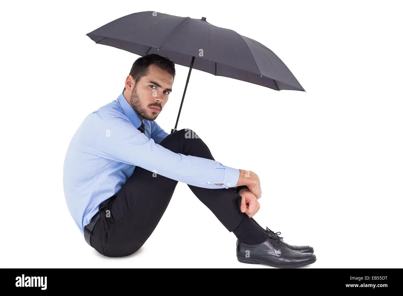 Зонтик сидит. Человек с зонтиком сидит. Человек сидит с зонтом. Парень с зонтиком сидит. Человек сидит под зонтиком.
