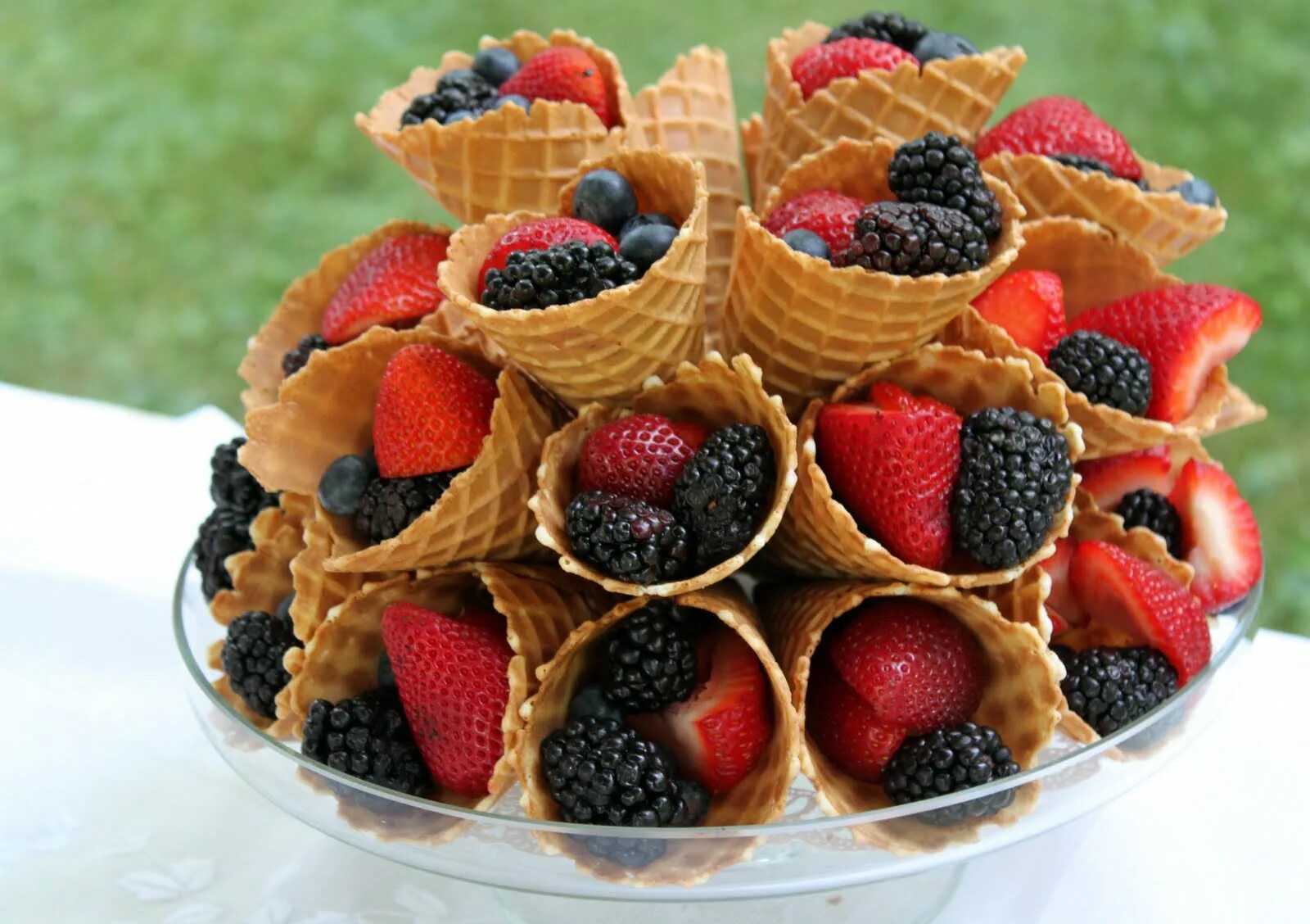 красивые фрукты. салат из фруктов и ягод. красивые обои на телефон фрукты и ягоды. фруктовый салат. тарелки фрукты.