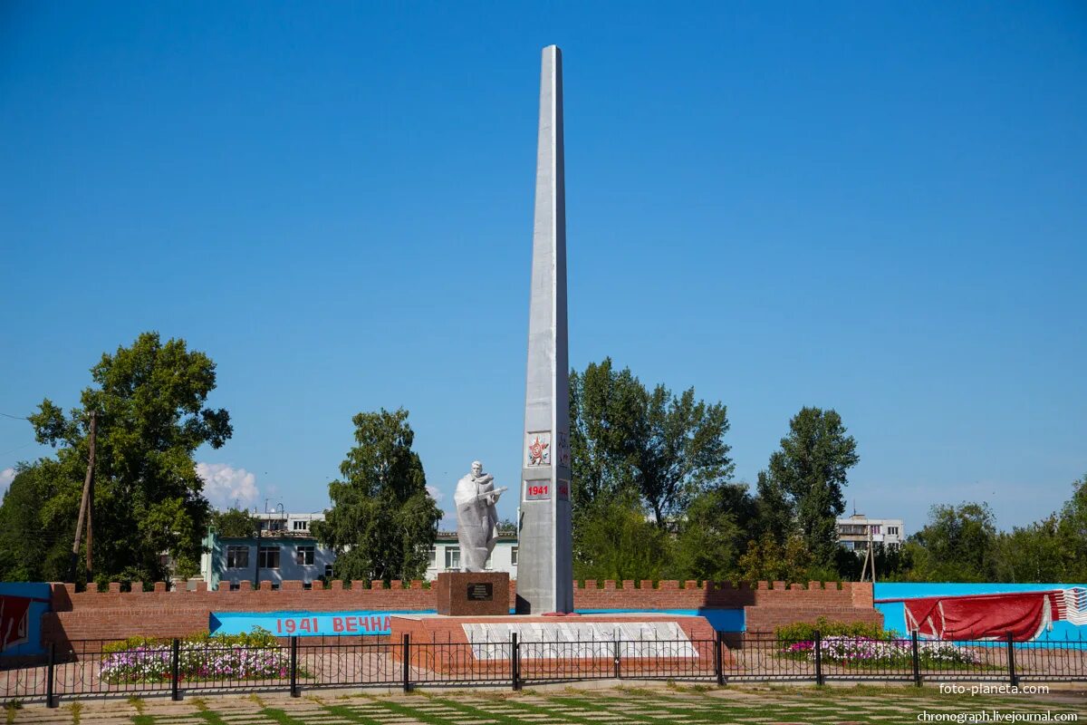 Хрящевка ставропольского района самарской области. Школа в Хрящевке Ставропольского района Самарской области. Калининград памятник погибшим воинам. Село Хрящевка статуи и памятники. ДК Хрящевка.