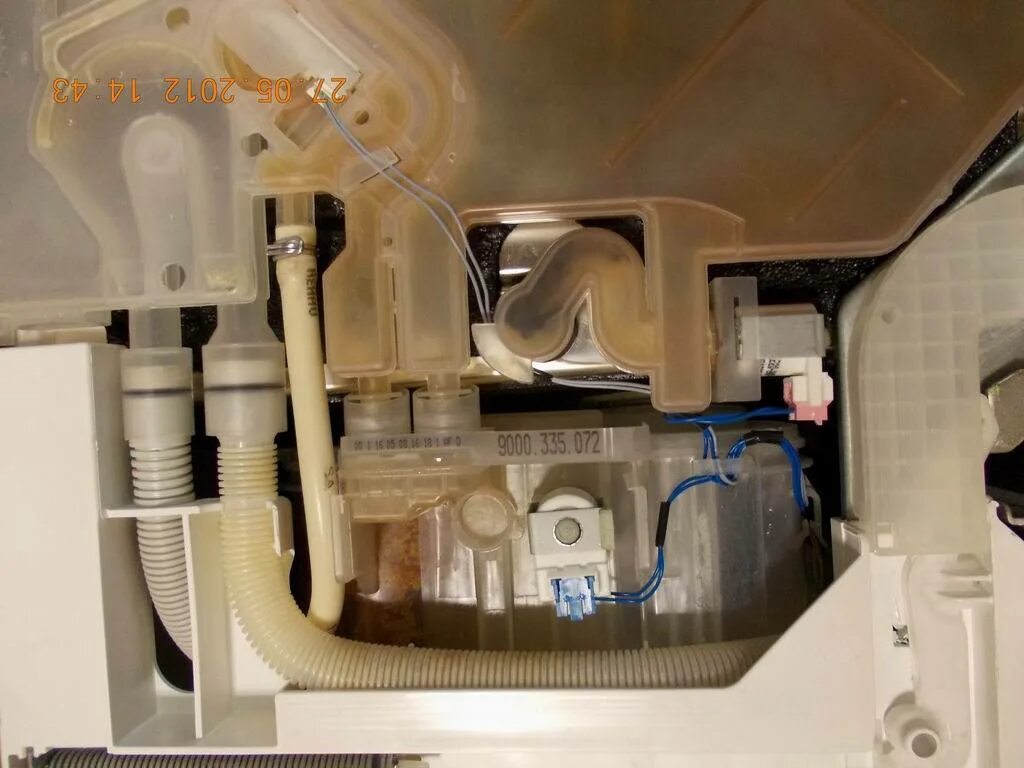 Посудомоечная машина Bosch srv43m13eu. Посудомойка Ханса сливной клапан. Посудомоечная машина Bosch датчик Aquastop. Вода в посудомойке бош