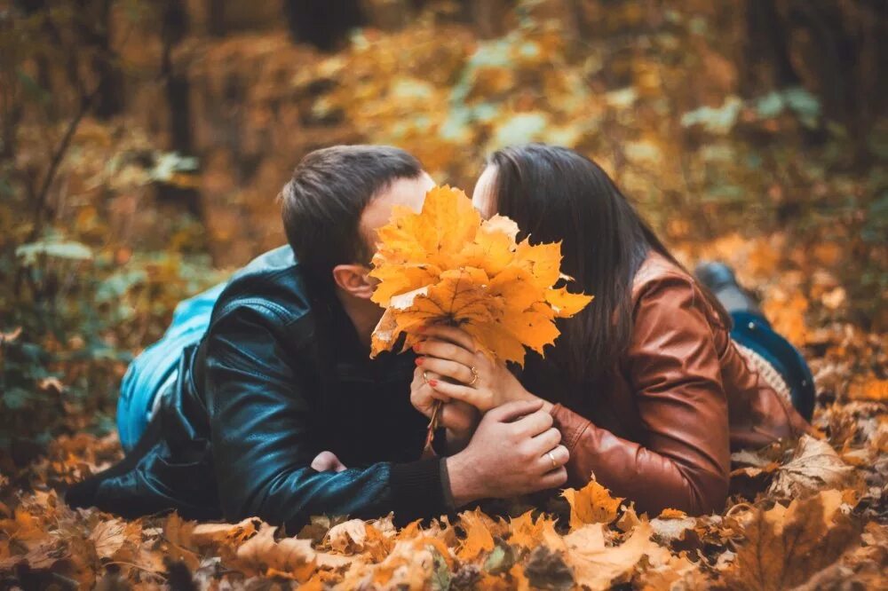 Парень с девушкой осенью. Осенние парочки. Осенние влюбленные. Мужчина в осенней листве.