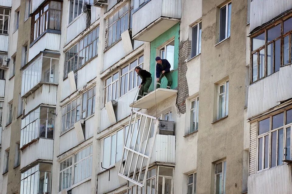 Балконы в общежитиях. Балкон в многоквартирном доме. Дом с балконами многоэтажный. Старый балкон. Общий балкон в многоквартирном доме.