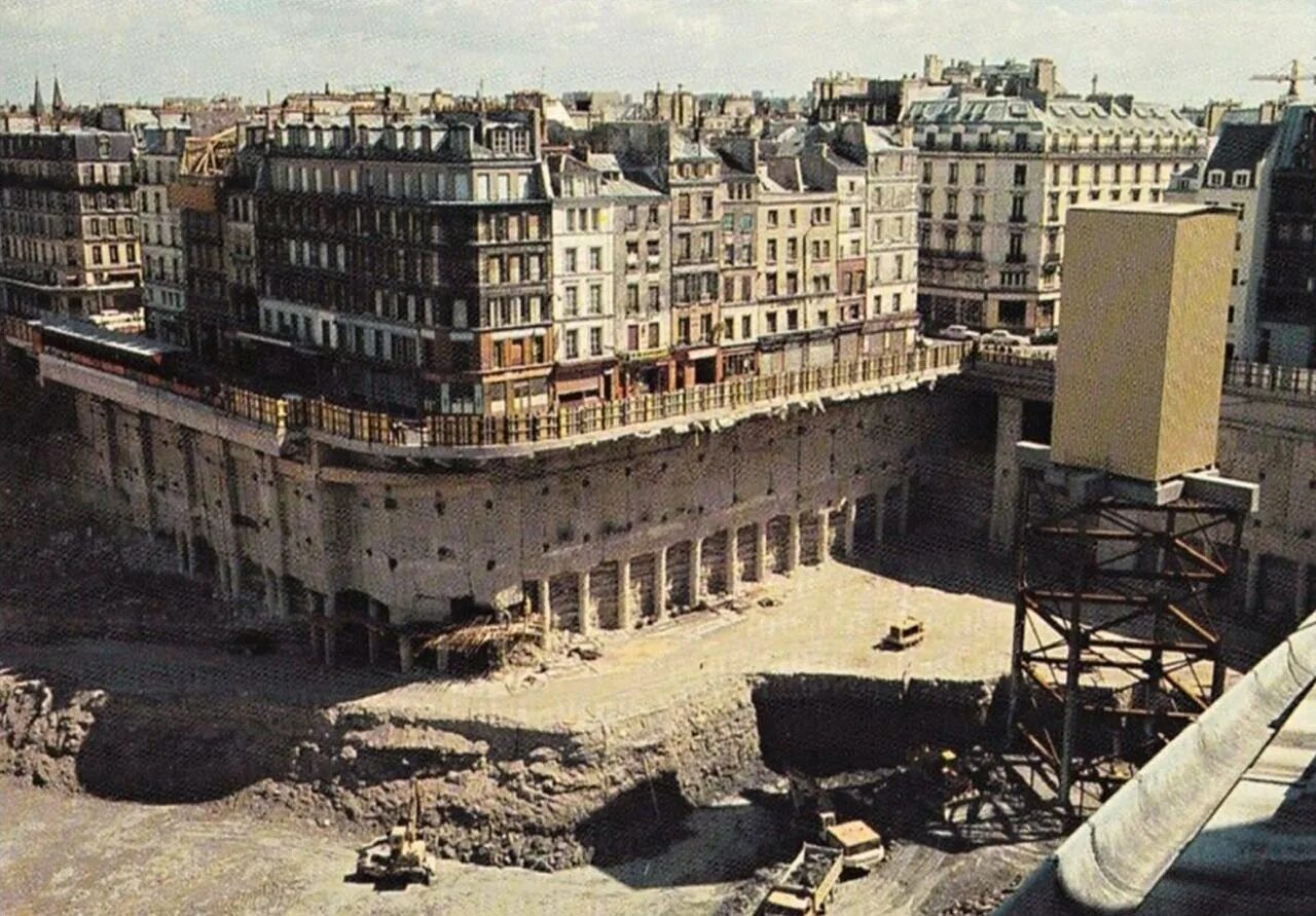 Раскопки les Halles Париж. Труа де Холл, Париж, 1974 раскопки. Les Halles Париж 1973. Политехнический музей закопанные этажи Санкт-Петербург.