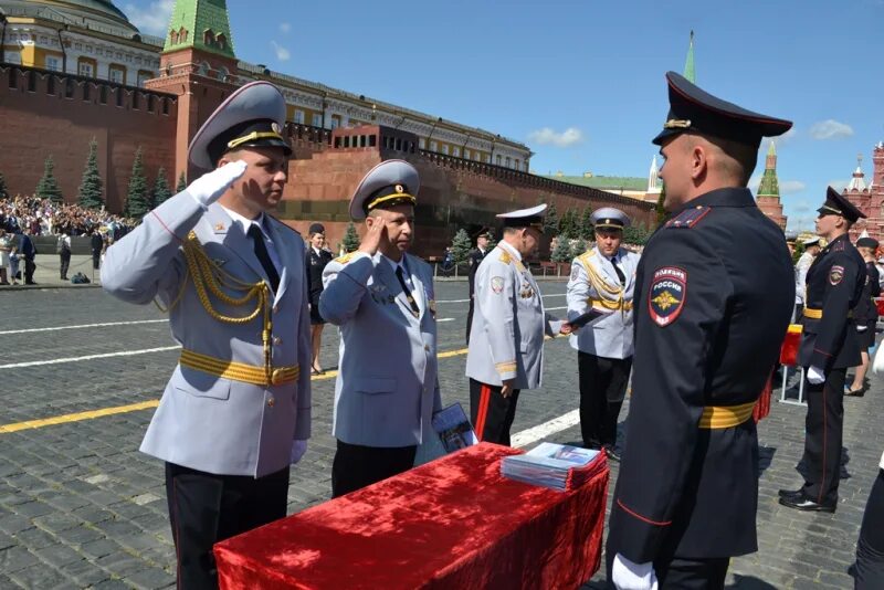 Вручение дипломов на красной площади 2024. Награждение на красной площади. Выпускной на красной площади. Вручение погон. Награждение на красной площади.