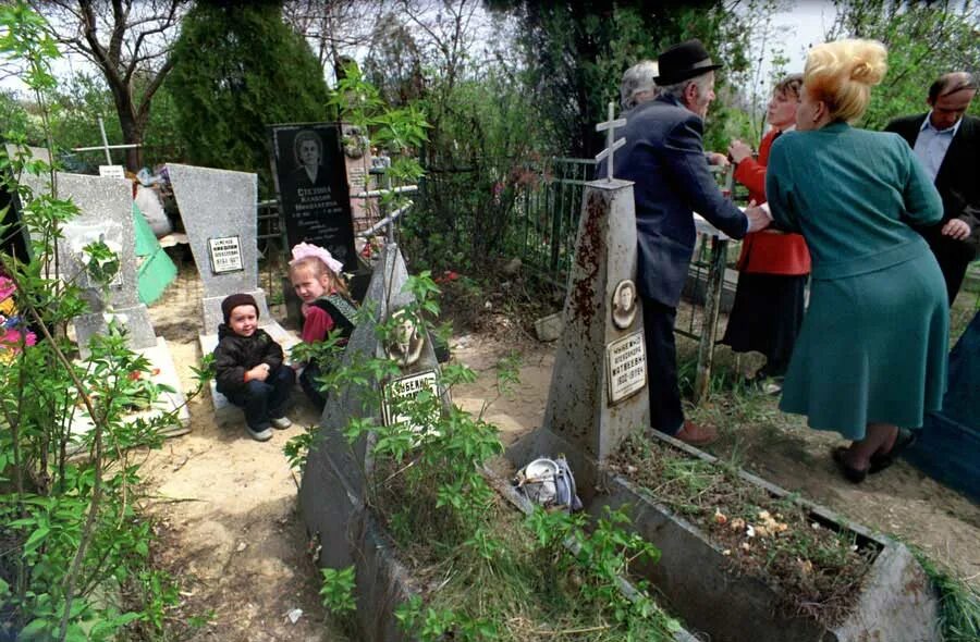 Стих не ходите на пасху на кладбище. Поминки на кладбище на пасху. Ходят ли на пасху на кладбище. Пасха декор на кладбище. Правильно ли ходить на пасху на кладбище.