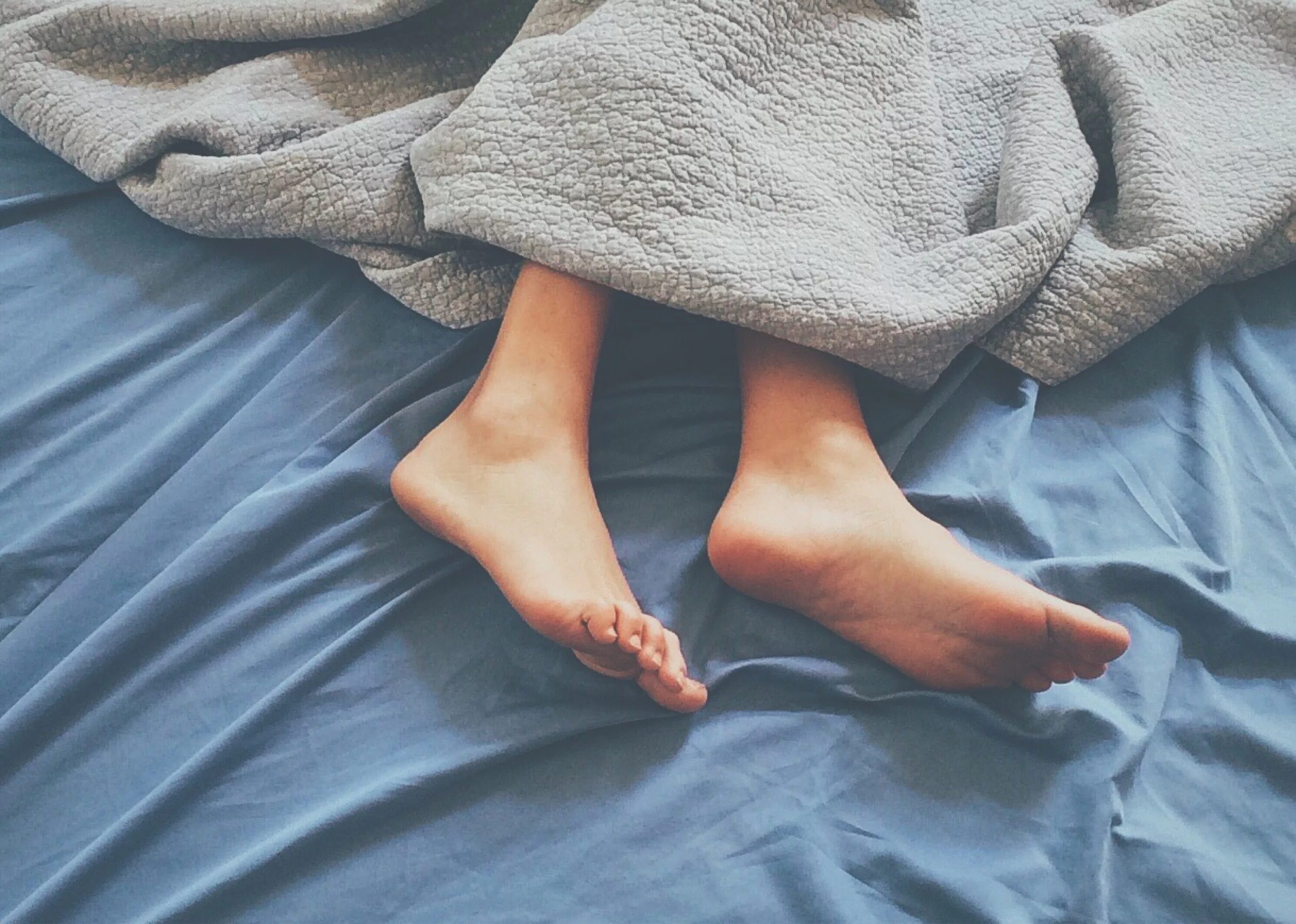 Спящей девушке палец. Ступни девушек. Ноги под одеялом. Стопы девушек. Ноги из под одеяла.
