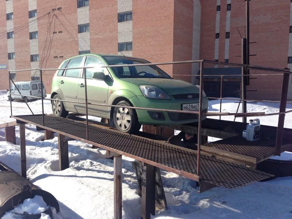 Приспособления для поднятия машин без ямы. Поднять машину без ямы. Эстакада для замены масла в москве. Яма для ремонта автомобиля. Эстакада для замены масла своими руками.