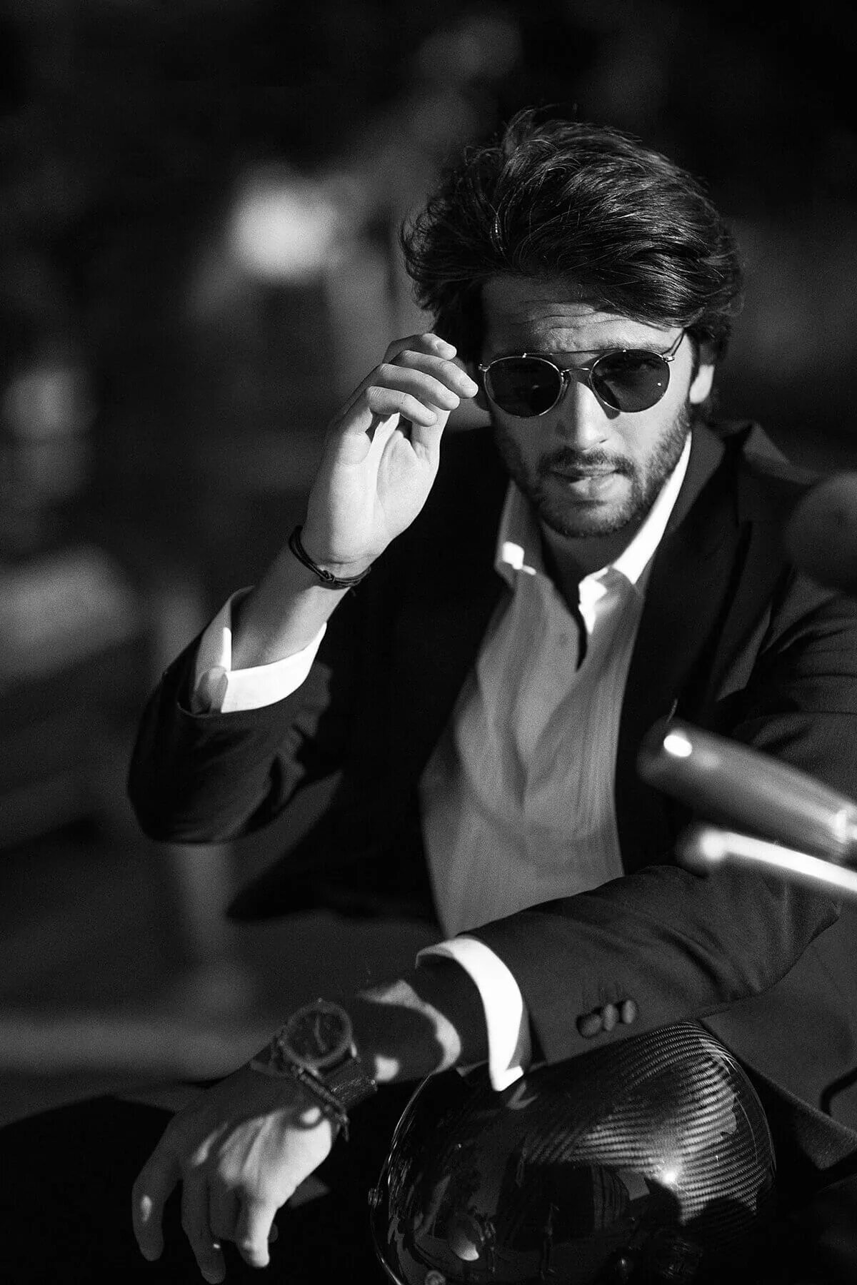 красивый мужчина в очках. курящий брэд питт. скотт иствуд форсаж. скотт иствуд кожаная куртка. крутые мужчины картинки.