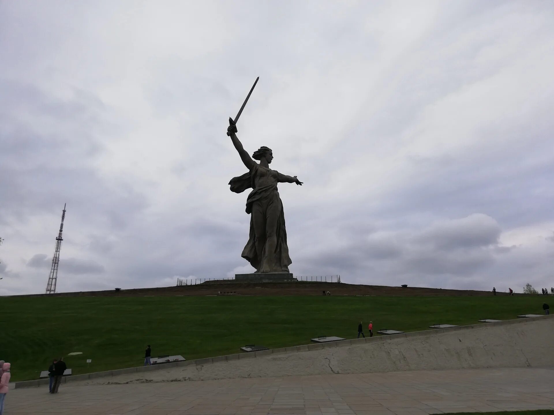 Родина мать москва. Родина-мать Волгоград. Родина мать зовет памятник. Памятники Родина мать трилогия. Памятник Родина мать в Москве.