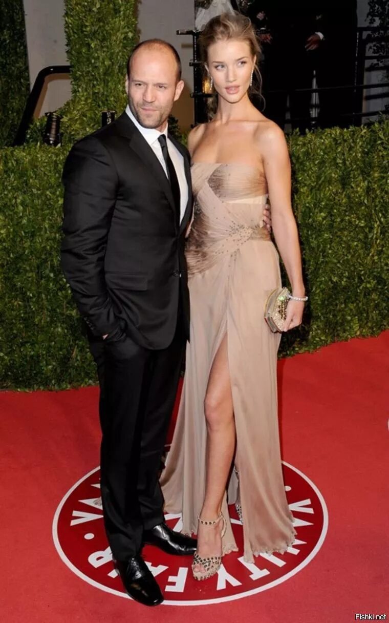 Парень низкого роста и высокая девушка. Парень меньше девушки ростом. Красивые высокие девушки. Звездные пары одного роста. Джейми каллум и софи даль рост.