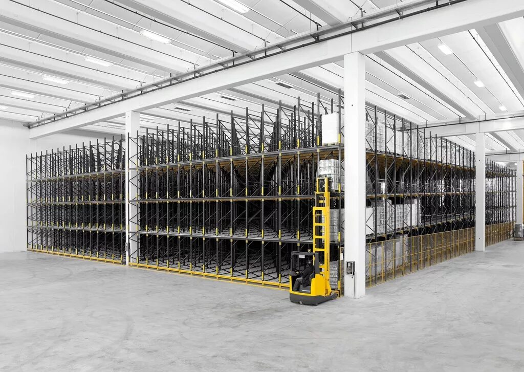 Автоматизированной системы kardex shuttle. Динамичный склад. Fifo стенд для склада купить. Interroll pallet flow. Стеллаж в транспортер.