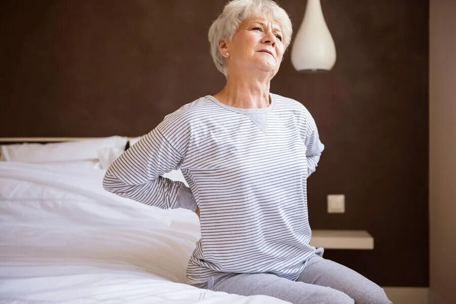Остеопороз у женщин. Пожилые со спины. Остеопороз у пожилых. Пожилая женщина со спины.