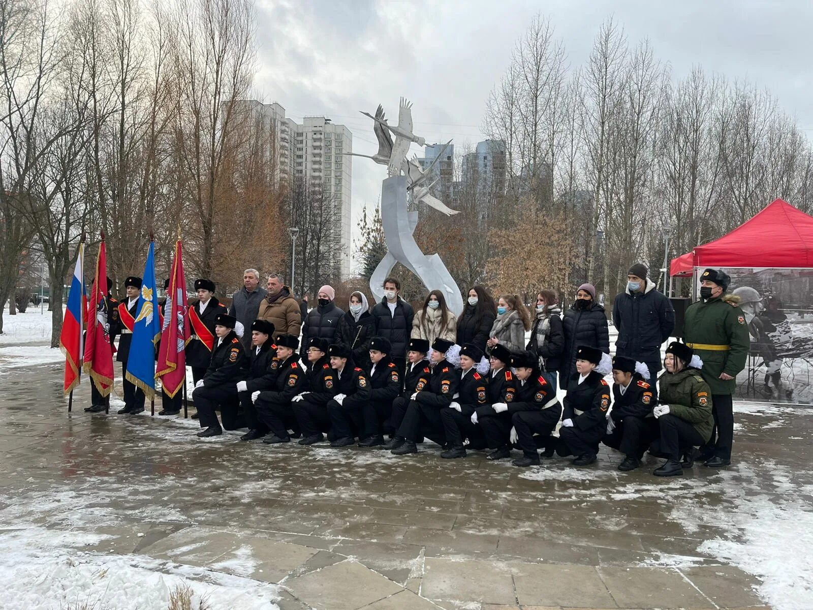 6 го августа. Возложение цветов. Возложение цветов к памятнику на Поклонной горе. Поклонная гора в Москве возложение цветов. Памятник победители Вешняки.