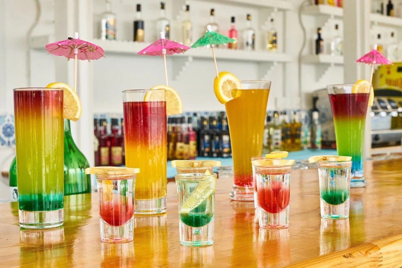 Популярный коктейль с кубинским именем 7. Коктейли. Цветные напитки. Цветные коктейли. Коктейль (напиток).