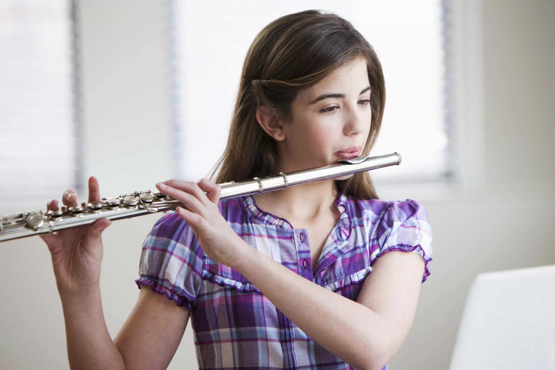 Флейта хорошая. Игра на флейте. Играет на флейте. Флейта Пикколо в руках. Флейта Пикколо девушка.