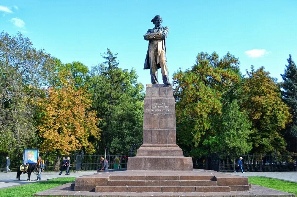 Памятники саратова. Памятник Чернышевскому в Саратове. Памятник Чернышевскому (Саратов, площадь Чернышевского). Кибальников памятник Чернышевскому. Памятник н г Чернышевскому Саратов.