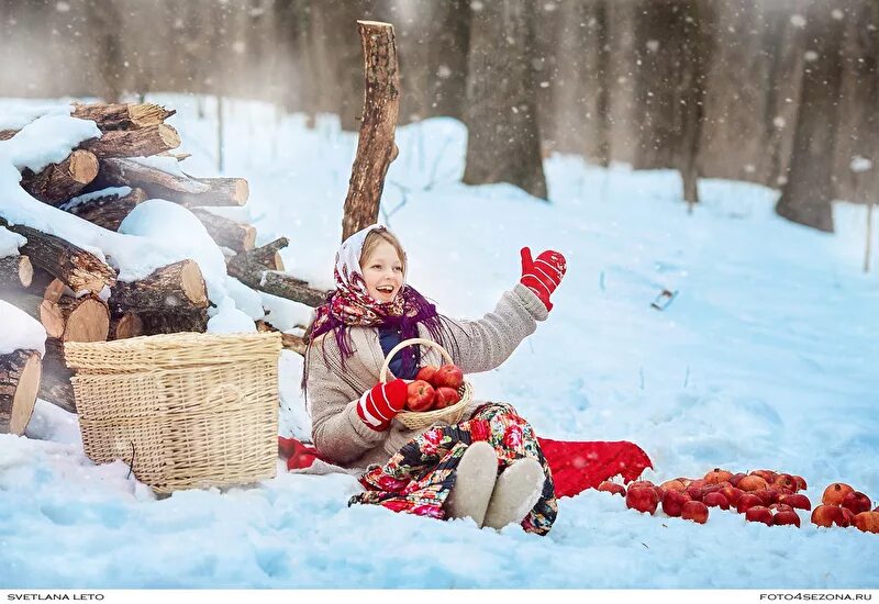 Зима для детей. Зимние развлечения. Детская зимняя фотосессия. Дети играют зимой.