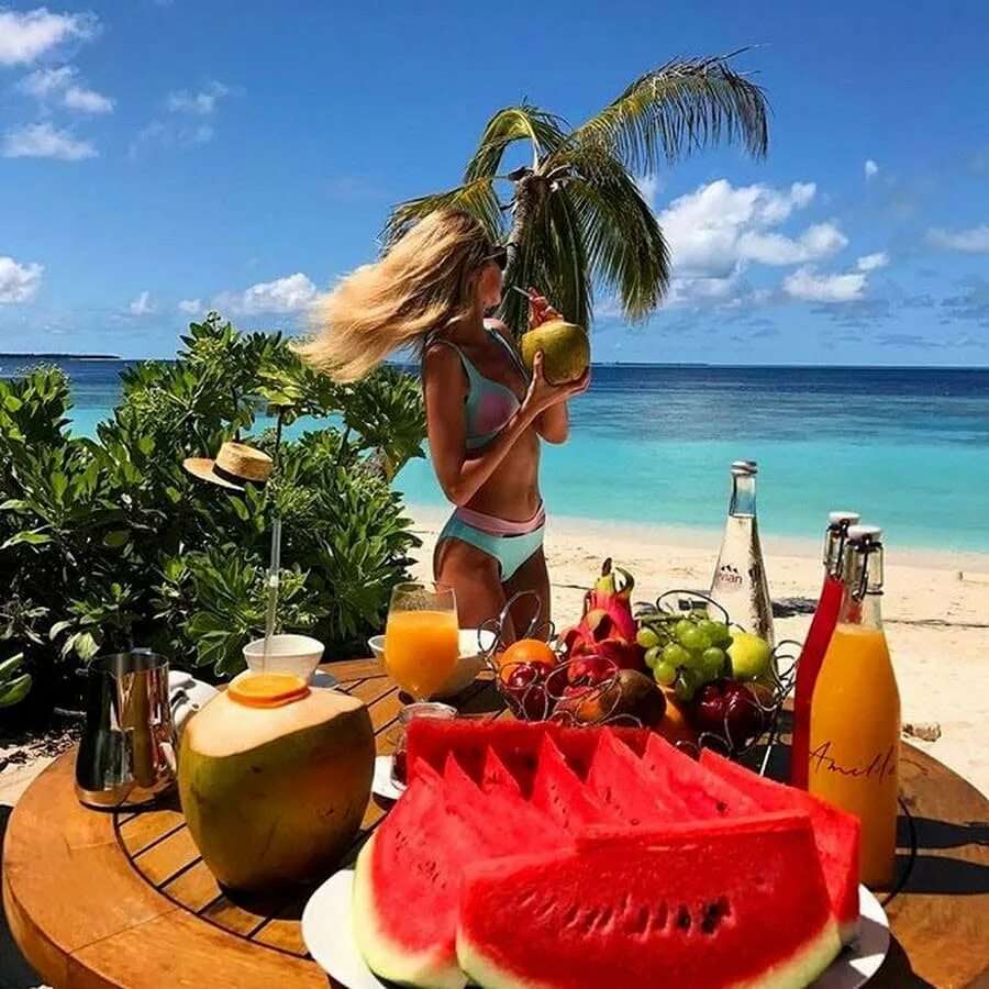Хорошего дня турист. Фрукты на пляже. Лето пляж. Фотосессия на пляже с фруктами. Девушка с фруктами на море.