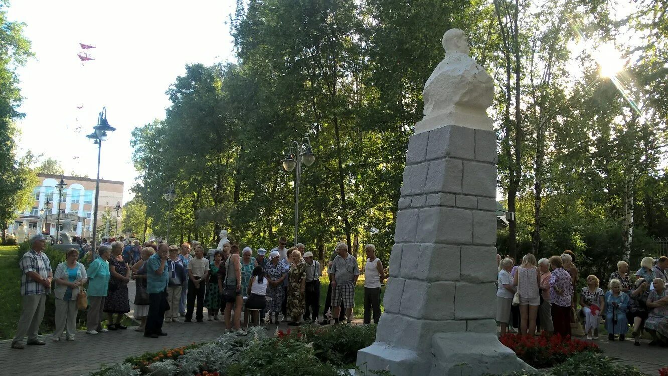 Фото ильи павловича тутаева. Ярославская область г тутаев памятник тутаева. Памятник илье тутаеву. Памятник илье тутаеву. Балагушка г.