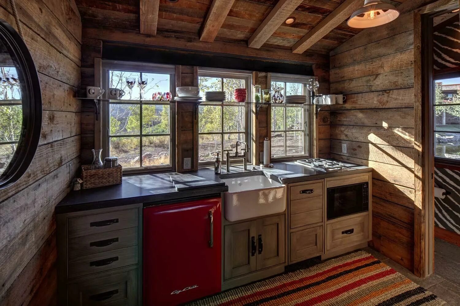 Кухня в деревянном доме. Маленькая кухня в деревянном доме. Кухня в дачном домике. Отделка кухни в деревянном доме.