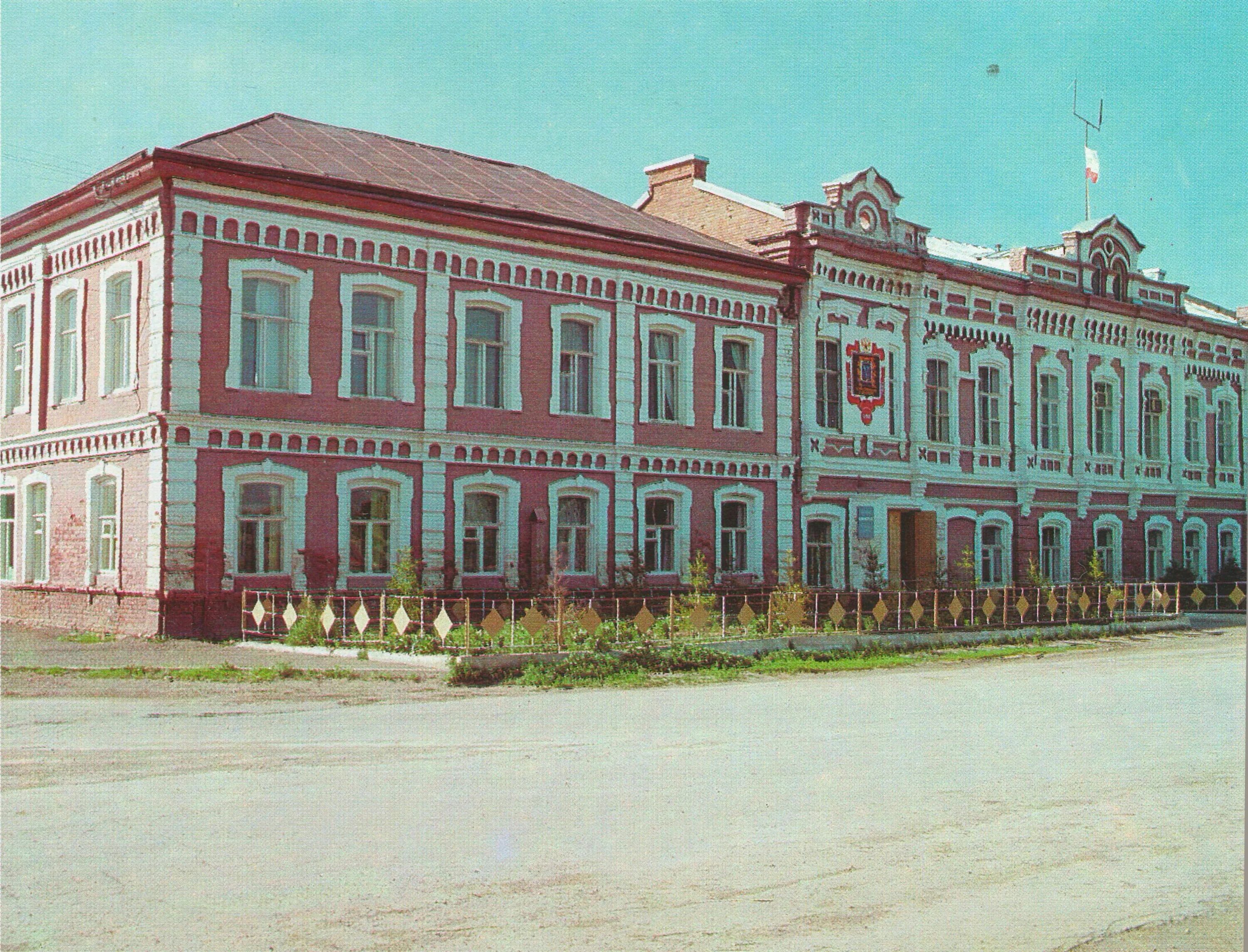 Поселки саратовской области. Ровное Ровенский район Саратовская область. Достопримечательности р. п ровного Саратовская область. Училище в Хвалынске. Здания Саратовской губернии.