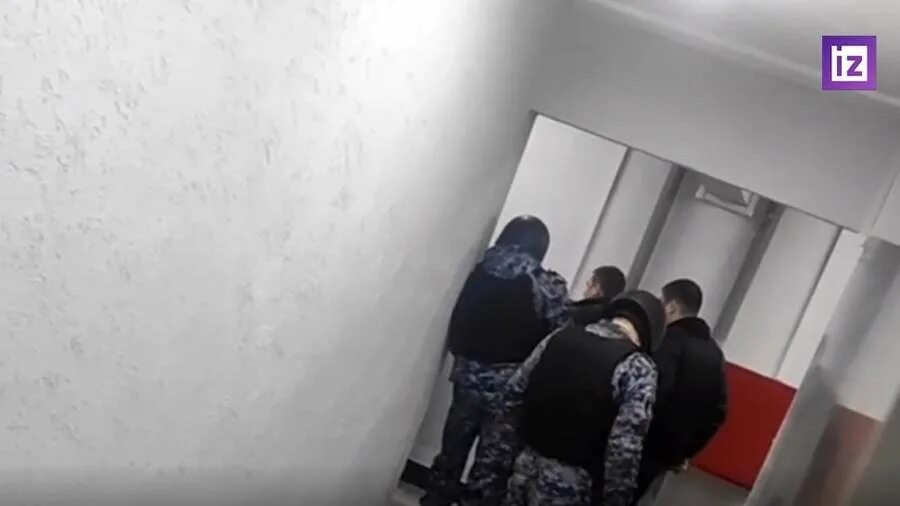 Мужик стреляет из автомата в воздух. Задержанный выстрел. Задержание преступника. Спецназ нападение на особняк. Спецназ нападение на особняк.