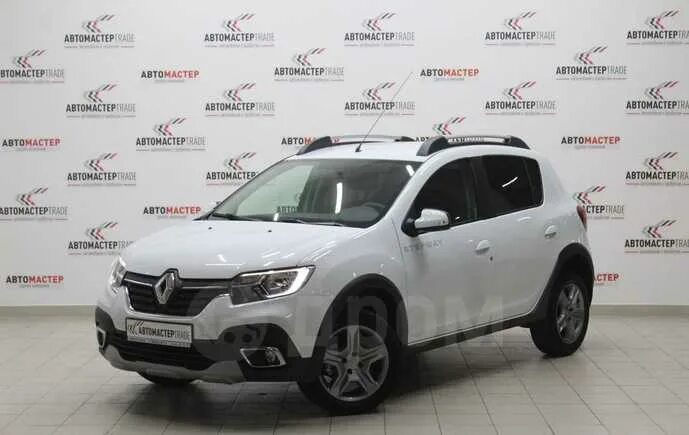 Новые рено в пензе. Renault sandero автосалон. Рено логан реклама. Byd автосалон в ташкенте. Марка рено автомобиль 2010 года.