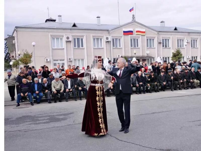 Погода эльхотово по часам. Село Эльхотово Северная Осетия. Эльхотово 1999. Эльхотово Северная Осетия Эльхотово. Эльбрус Гутиев Эльхотово.