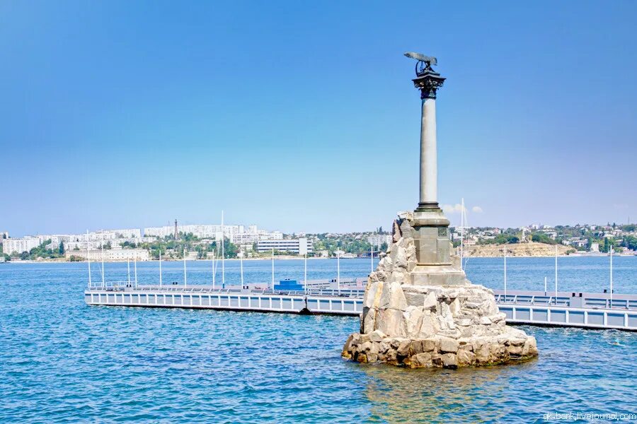 Севастополь памятник затопленным. Памятник затонувшим кораблям в Севастополе. Стела в море - Севастополь.