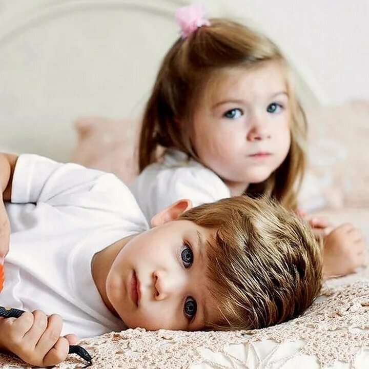 разнополые двойняшки. близнецы малыши. дети двойняшки мальчик и девочка. разнополые дети. разнополые однояйцевые близнецы.