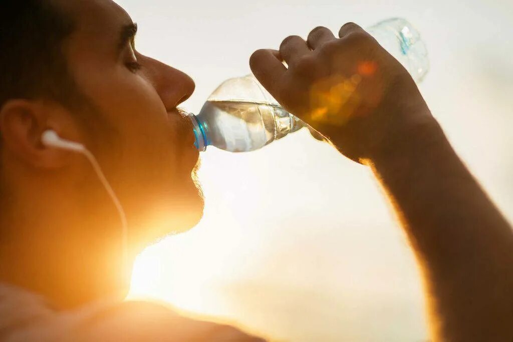 Жажда. Пить воду. Человек пьющий воду. Жажда воды. Человек пьет из бутылки.