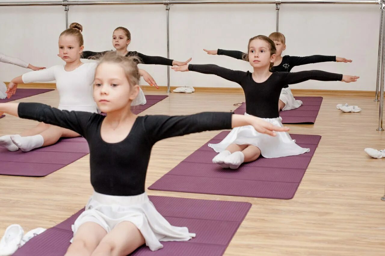 детская студия танца. детские танцы. хореография для малышей. дети в танцевальном зале. детский урок хореографии.