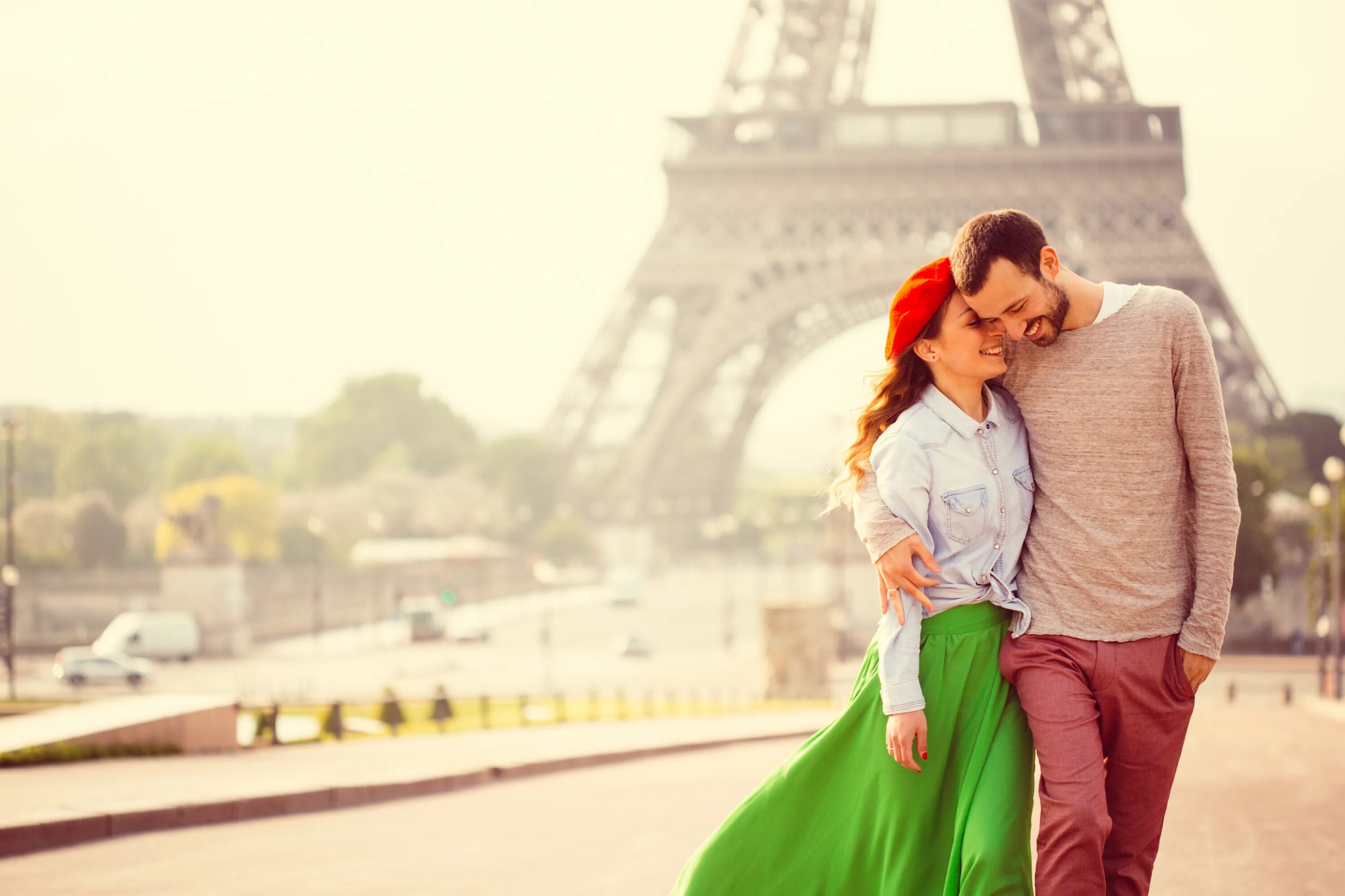 Парочка в Париже. Влюбленные во Франции. Влюбленные в Париже. Романтичный Париж.