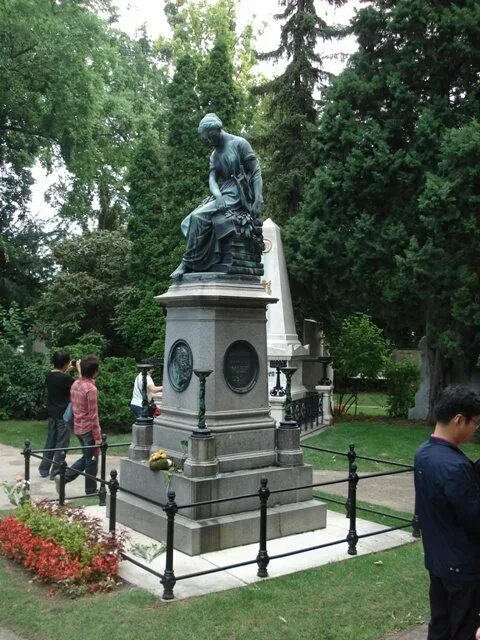 Центральное кладбище Вена. Могила Бетховена. Памятник на кладбище Бетховену в Вене. Могила Бетховена в Вене.
