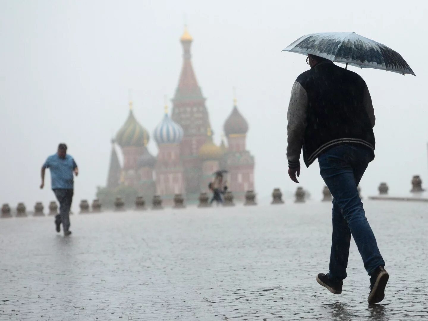 Штормовая погода в москве. Дождь в Москве. Холодно в Москве. Похолодание летом. Холодное и дождливое лето в Москве.